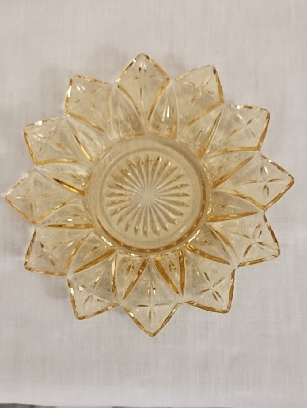 FEDERAL GLASS CO. VINTAGE SUNBURST YELLOW FLOWER PETAL PLATE
